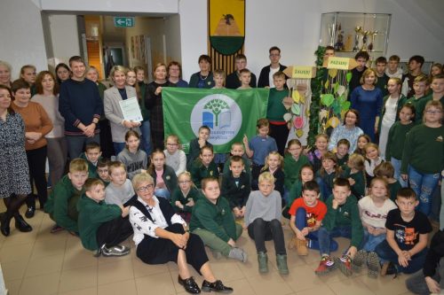 Astuntoji-Zalioji-veliava